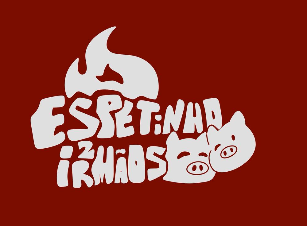 Logo do Espetinho 2 Irmãos com lettering à mão, chama e dois porquinhos