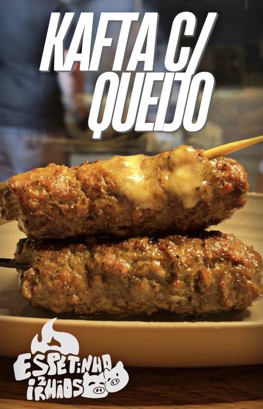 Espetinho de kafta com queijo